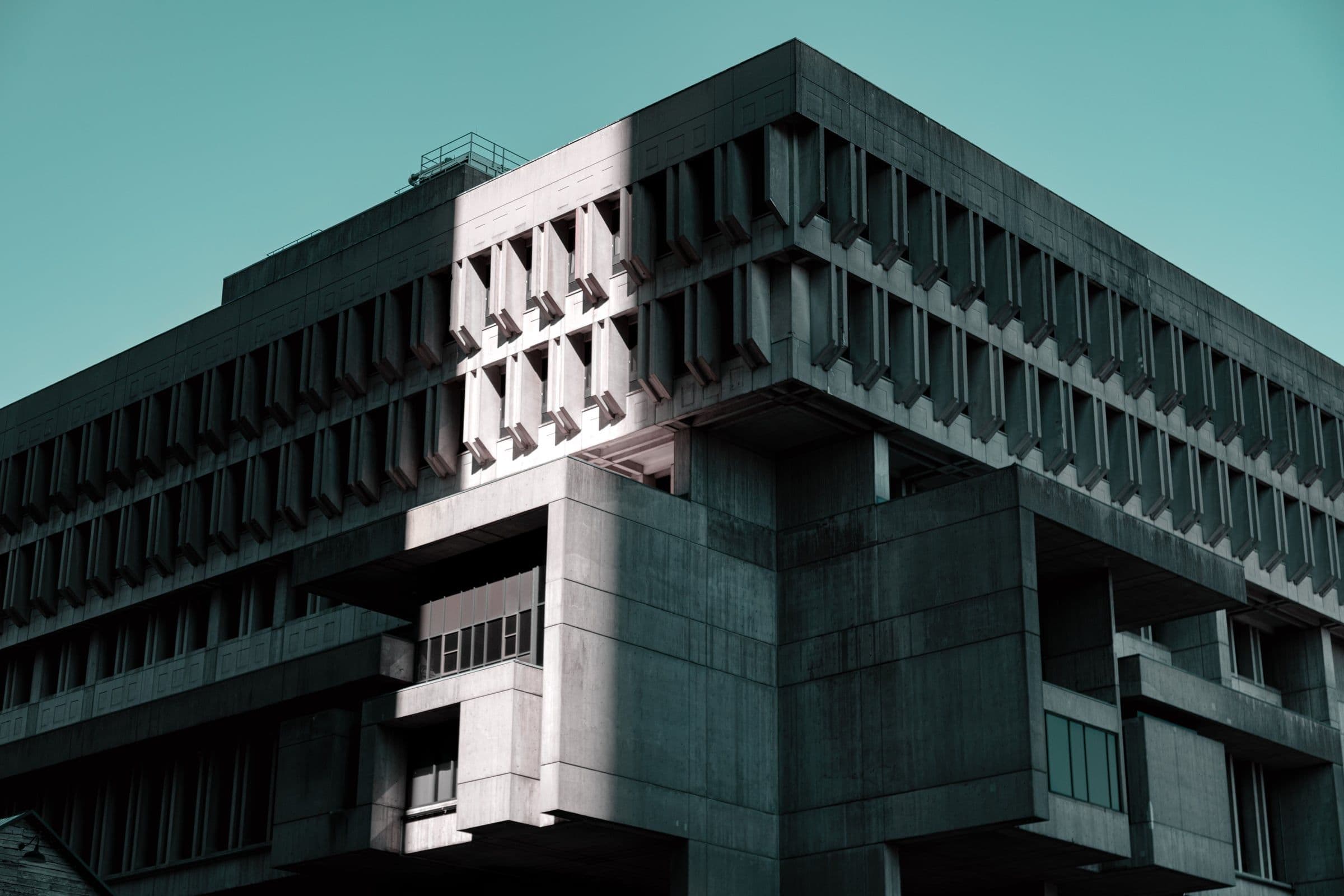 Kunsthalle Ålesund, concrete facade under a hard midday sky